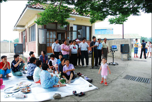 2007년 7월 전남 장흥군 장흥읍 월평마을 칠순합동잔치 주인공 할아버지, 할머니들이 마을 사람들에게 인사를 했다. 